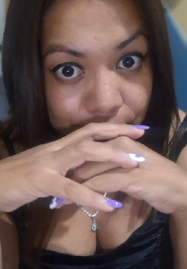 A relaxed CamChatGirl member in a one-on-one conversation